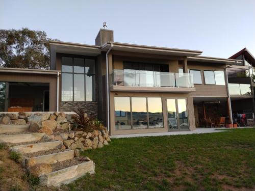 Exterior view, Willow Bay Lodge in East Jindabyne