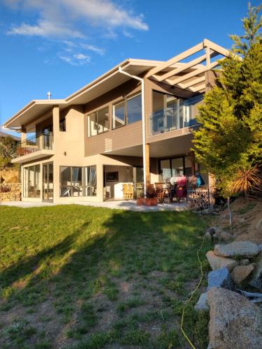 Exterior view, Willow Bay Lodge in East Jindabyne