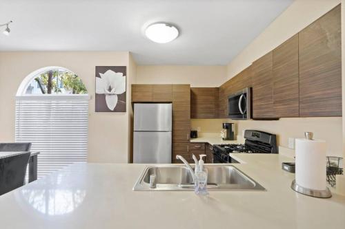 Lovely & coxy 2BR/2BA! 5MIN to Disney! in Anaheim, USA