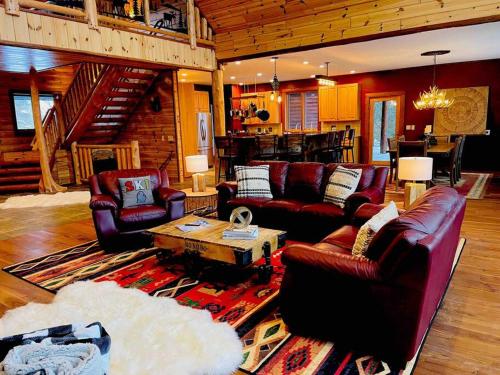 19 Person Private Lodge 2 min from Beach/Golf/Wine in Harbor Springs, USA