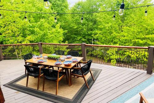 19 Person Private Lodge 2 min from Beach/Golf/Wine in Harbor Springs, USA