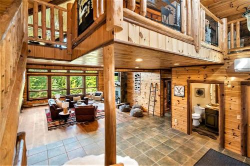 19 Person Private Lodge 2 min from Beach/Golf/Wine in Harbor Springs, USA