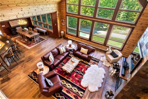 19 Person Private Lodge 2 min from Beach/Golf/Wine in Harbor Springs, USA