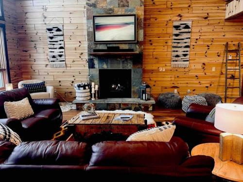 19 Person Private Lodge 2 min from Beach/Golf/Wine in Harbor Springs, USA