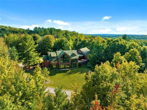 19 Person Private Lodge 2 min from Beach/Golf/Wine in Harbor Springs, USA