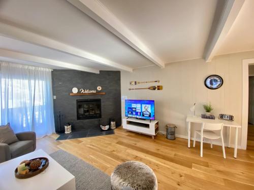 . Mountain view fully renovated 6-8 people condo