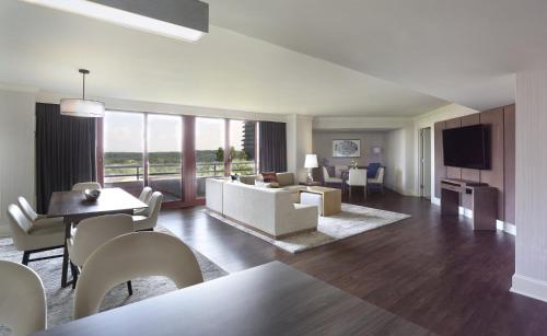 464847452 Crowne Plaza Atlanta Perimeter at Ravinia by IHG