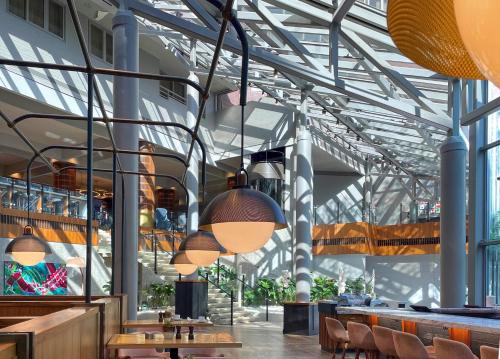 Restaurant, Crowne Plaza Atlanta Perimeter at Ravinia By IHG in Dunwoody