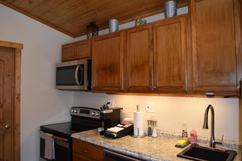 ห้องครัว, Log Cottages at Bryce Canyon #1 in แคนนอนวิลล์(ยูท่าห์)