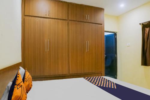 Guestroom, SPOT ON 811754 Grand Mantralayam in Dwaraka Nagar