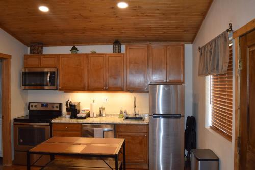 ห้องครัว, Log Cottages at Bryce Canyon #2 in แคนนอนวิลล์(ยูท่าห์)