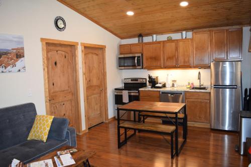 ห้องครัว, Log Cottages at Bryce Canyon #2 in แคนนอนวิลล์(ยูท่าห์)