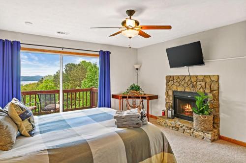 Carters Lake Cabin w/Game Room, Hot Tub, Views in Ellijay, USA