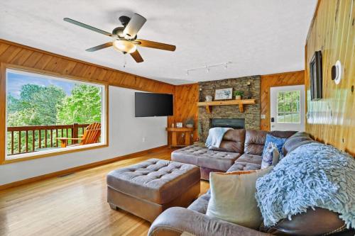 Carters Lake Cabin w/Game Room, Hot Tub, Views in Ellijay, USA