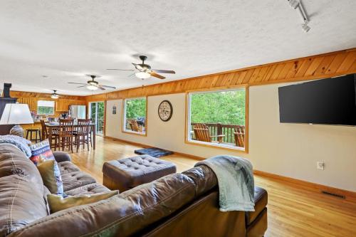 Carters Lake Cabin w/Game Room, Hot Tub, Views in Ellijay, USA