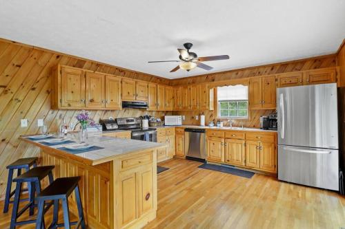 Carters Lake Cabin w/Game Room, Hot Tub, Views in Ellijay, USA