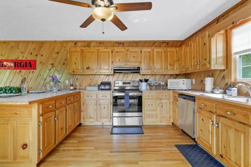 Carters Lake Cabin w/Game Room, Hot Tub, Views in Ellijay, USA