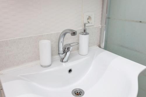 Large Double Room image 10