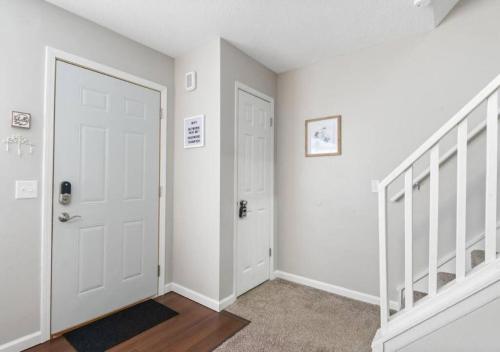 3bd/1.5bth Townhome, Minutes to I-80