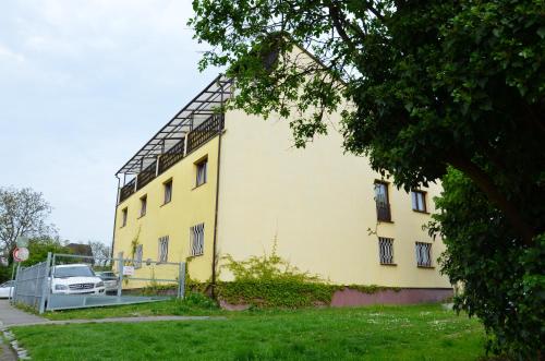 Hotel Wolf – Prague, NY