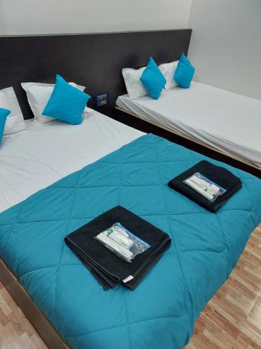 3 queen beds