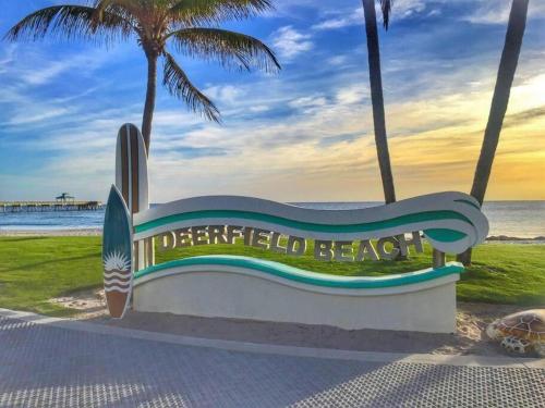 Deerfield Retreat! Walk to the Beach! Sleeps 8!