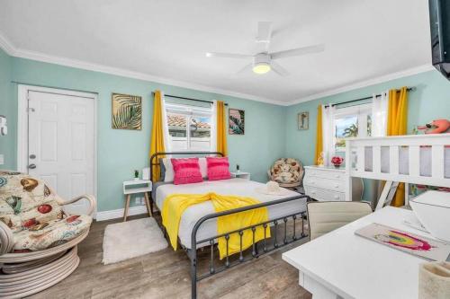 Deerfield Retreat! Walk to the Beach! Sleeps 8!