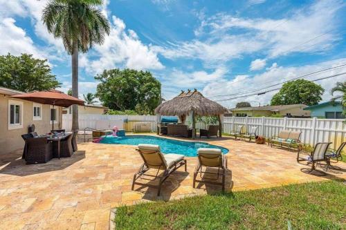 Deerfield Retreat! Walk to the Beach! Sleeps 8!