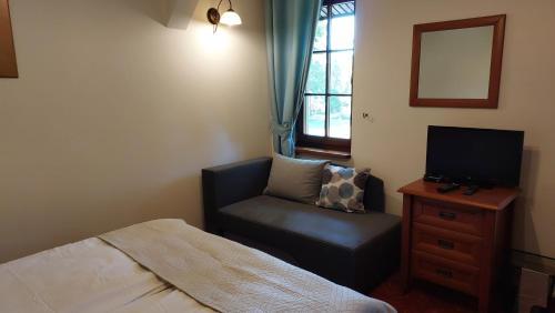 1 queen bed, 1 sofa bed
