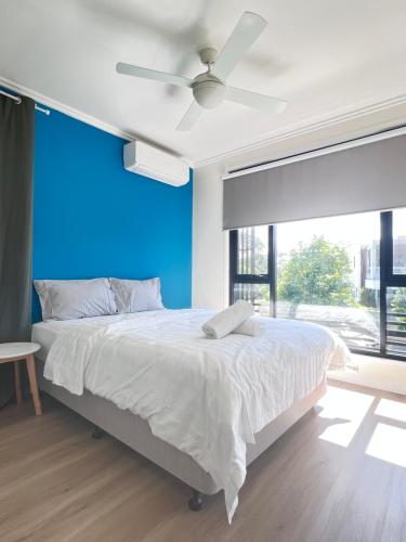 Near New 4br townhouse next to shopping mall in Robina