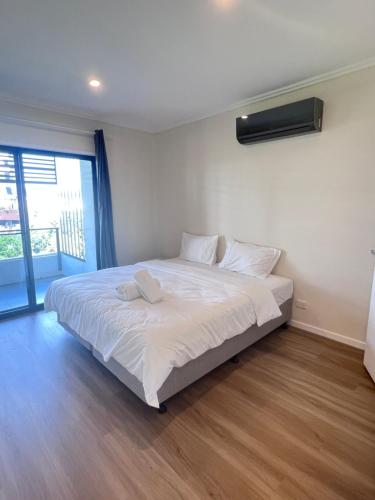 Near New 4br townhouse next to shopping mall in Robina