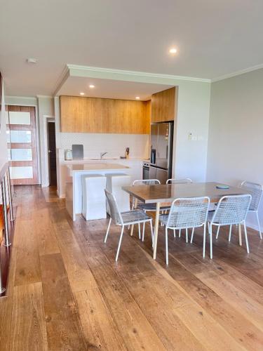 Konyha, Near New 4br townhouse next to shopping mall in Robina