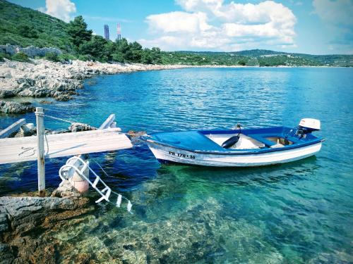 Isolated, 30m to sea, Viktoria s cottage, Kali (foto 8)
