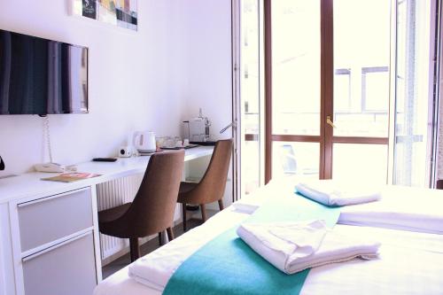 Hotel Mika Downtown - image 12