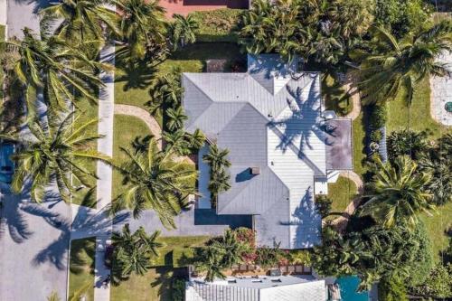 Modern Beachy Bungalow with a NEW POOL! in West Palm Beach, USA