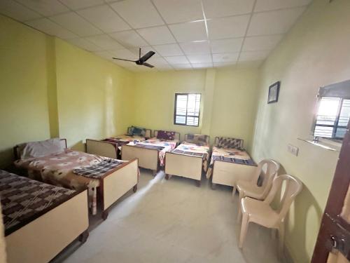6 twin beds