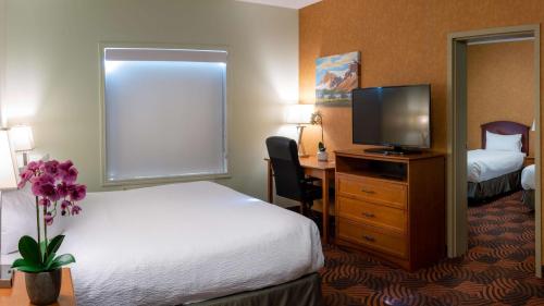 Two-Room King Suite with One King Bed and Two Single Beds - Non-Smoking