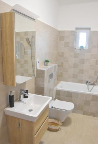 Shower, Vorosko Apartmanhaz in Balatonalmadi
