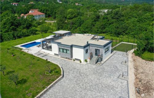 Gorgeous Home In Grubine With Jacuzzi