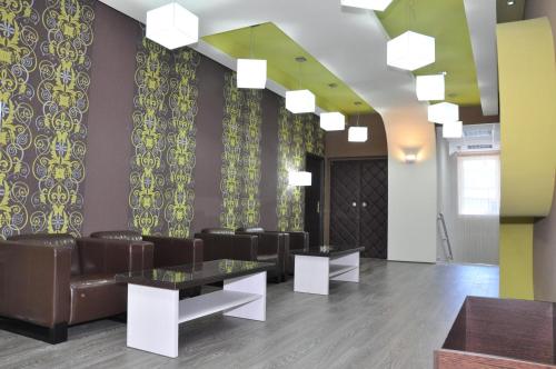 Oprema, Garni Hotel Tri O in Dragoslava Srejovica