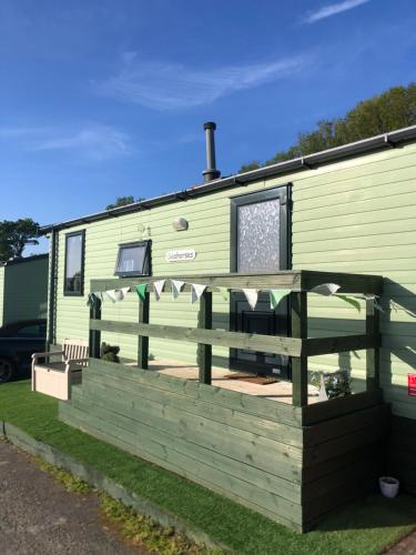 Cosy holiday caravan minutes from the beach