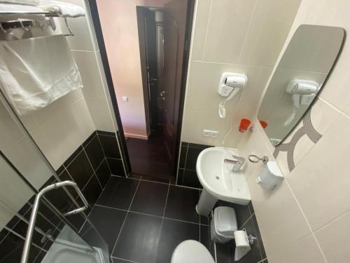 Писающие азиатки, скрытая камера в туалете Писающие азиатки, скрытая камера в туалете