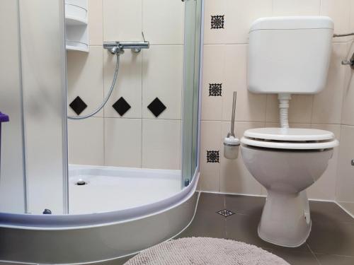 Spacious Two Bedroom Apartment with Terrace image 7