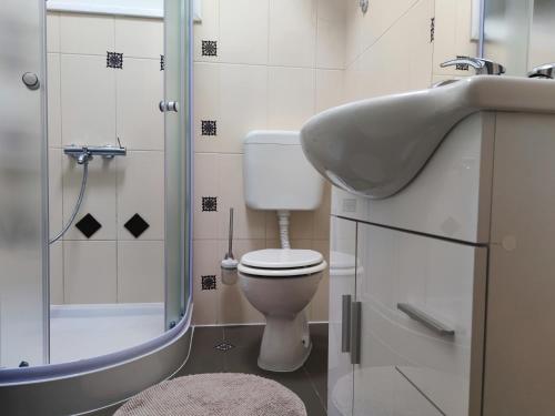 Spacious Two Bedroom Apartment with Terrace image 6