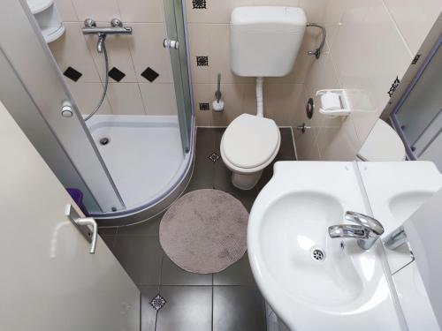 Spacious Two Bedroom Apartment with Terrace image 5