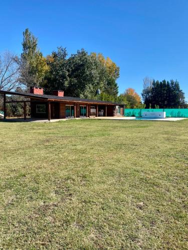 Cabaña campestre con amplio parque y pileta