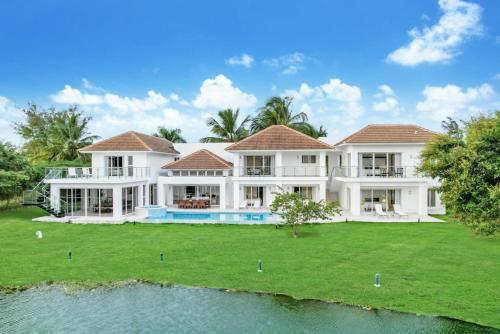 LAKE VIEW VILLA CHEF MAiD POOL JACUZZI