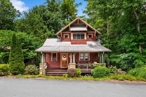 Winterberry Cottage Treetop Balcony and 5 Min to Downtown Black Mtn!