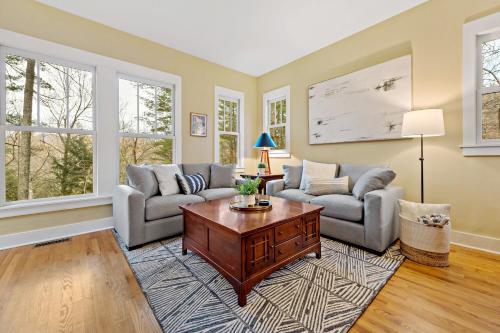 Winterberry Cottage Treetop Balcony and 5 Min to Downtown Black Mtn! in Black Mountain, USA
