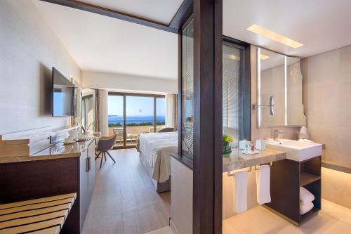 Four Seasons Hotel - image 11